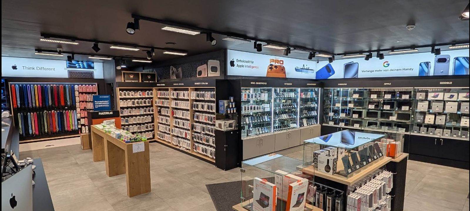 PhoneHelden Hamburg — Verkaufsraum mit Zubehörwand